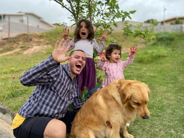 fred com as filhas e o cachorro